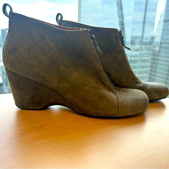 Gentle  Souls women’s 9 suede boots mint condition in beautiful gray 9M - Picture 2 of 7